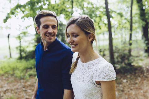 Verliebtes Paar beim Spaziergang im Wald, lizenzfreies Stockfoto