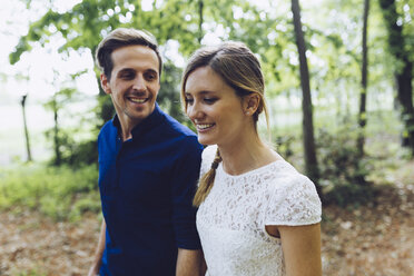 Couple in love walking in the woods - GIOF000967