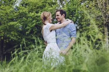 Happy couple face to face in nature - GIOF000982