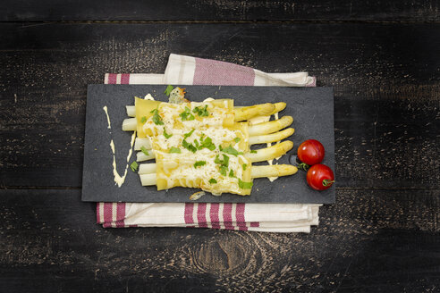 Cannelloni gefüllt mit weißem Spargel, mit Käse überbacken auf Schieferplatte - MAEF011650