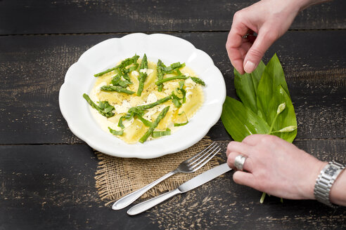 Ravioli gefüllt mit Spinat und Ricotta, grünem Spargel und Sauce Hollandaise auf Teller - MAEF011656