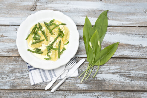 Ravioli gefüllt mit Spinat und Ricotta, grüne Spargelstangen und Sauce Hollandaise auf Teller - MAEF011658