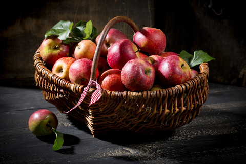 Weidenkorb mit roten Bio-Äpfeln, lizenzfreies Stockfoto
