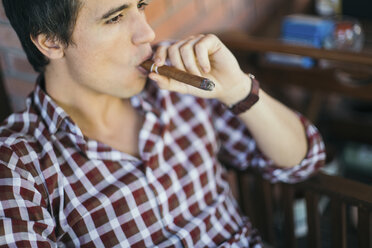 Man smoking cigar - JPF000144