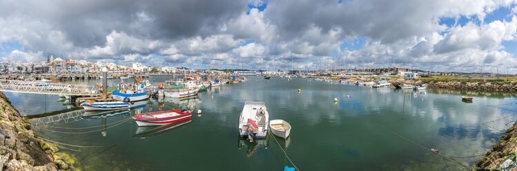 Portugal, Algarve, Lagos, Panoramablick auf den Fischereihafen - FRF000433