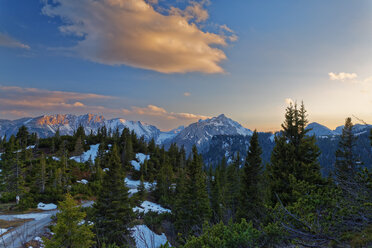 Österreich, Steiermark, Tragoess, Blick auf das Hochschwabgebirge bei Sonnenuntergang - GFF000571