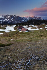 Österreich, Steiermark, Tragoess, Blick auf das Hochschwabgebirge bei Sonnenuntergang, Sonnschien-Alm - GFF000572