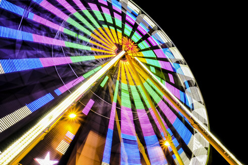 Buntes Riesenrad dreht sich bei Nacht - HAMF000189