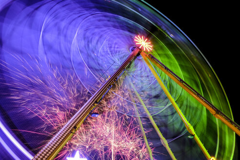 Riesenrad und Feuerwerk bei Nacht - HAMF000190