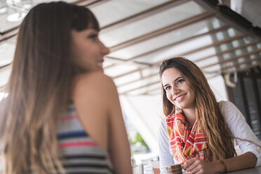 Zwei Freunde in einem Cafe - SIPF000448