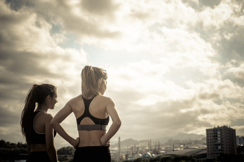 Spanien, Teneriffa, zwei sportliche Freunde betrachten die Aussicht, lizenzfreies Stockfoto