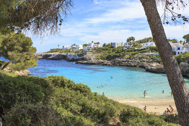 Spain, Mallorca, View to Cala Esmeralda, bay at Cala D'or - VT000516