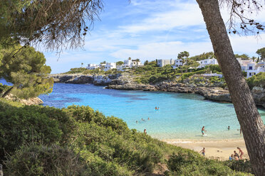 Spanien, Mallorca, Blick auf Cala Esmeralda, Bucht von Cala D'or - VT000516