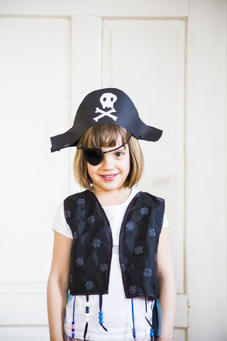 Porträt eines kleinen, als Pirat verkleideten Jungen, lizenzfreies Stockfoto