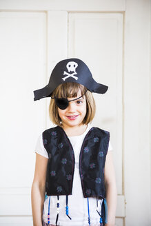Portrait of little dressed up as a pirate - LVF004879