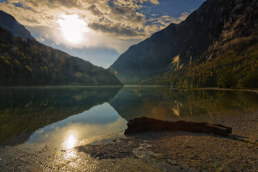 Austria, Styria, Eisenerz, Hochschwab, Leopoldsteiner lake against the sun - GFF000581