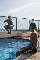 Zwei Jungen haben Spaß im Schwimmbad - MAUF000556