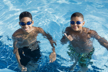 Porträt von zwei Jungen im Schwimmbad - MAUF000558