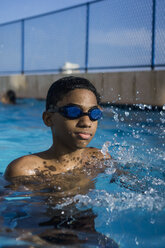 Jugendlicher im Schwimmbad - MAUF000562