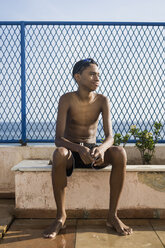 Jugendlicher sitzt vor dem Schwimmbad - MAUF000565