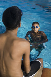 Zwei Jungen im Schwimmbad - MAUF000568