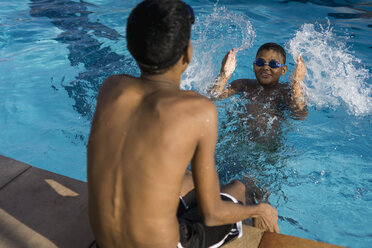 Zwei Jungen im Schwimmbad - MAUF000569