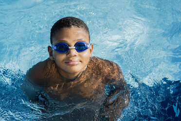 Junge im Schwimmbad - MAUF000576