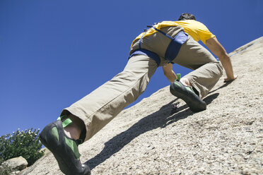 Mann klettert in einer Granitwand - ABZF000503