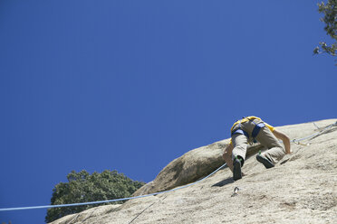 Mann klettert in einer Granitwand - ABZF000505