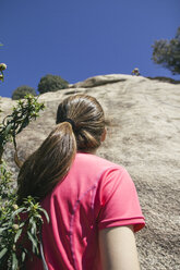 Frau sichert Kletterer beim Klettern - ABZF000506