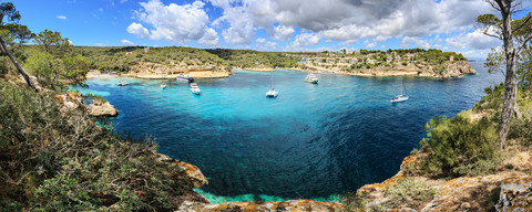 Spanien, Mallorca, Panoramablick auf die Bucht von Portals Vells, lizenzfreies Stockfoto