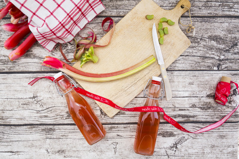 Zwei Glasflaschen mit selbstgemachtem Rhabarbersaft, lizenzfreies Stockfoto