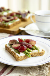 Spargel-Trauben-Toasts: Zutaten, Toastbrot, Sojaquark, Spargel, rote Weintrauben, schwarzer Pfeffer - HAWF000892