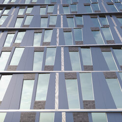 Teil der Fassade eines modernen Hochhauses, 3D-Rendering - UWF000884