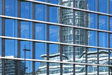 Deutschland, Stuttgart, Spiegelung auf der Fassade eines Bürogebäudes im Europaviertel - WDF003603