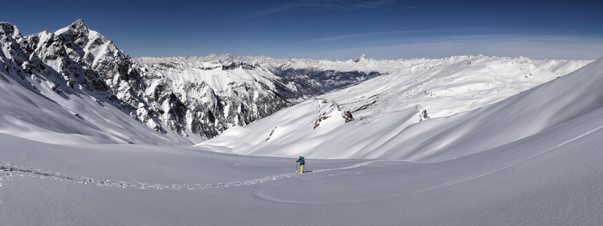 Frankreich, Hautes Alpes, Naturpark Queyras, Saint Veran, Tete de longet, Skibergsteigen - ALRF000455