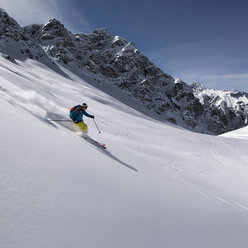 Frankreich, Hautes Alpes, Naturpark Queyras, Saint Veran, Tete de Longet, Skibergsteigen - ALRF000456