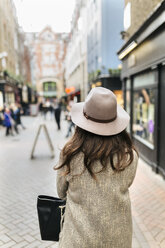 UK, London, Rückenansicht einer jungen Frau auf der Straße - MGOF001820