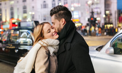 UK, London, junger Mann küsst seine Freundin - MGOF001830