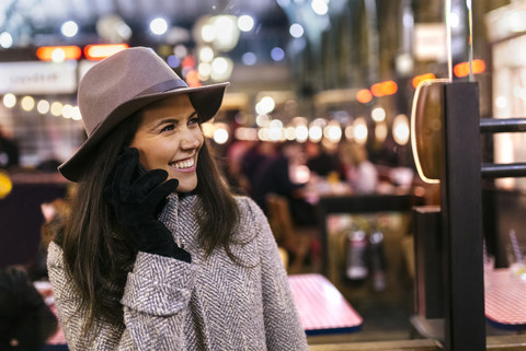 Porträt einer glücklichen jungen Frau, die mit einem Smartphone telefoniert, lizenzfreies Stockfoto