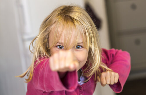 Kleines Mädchen trainiert Selbstverteidigung - JFEF000782