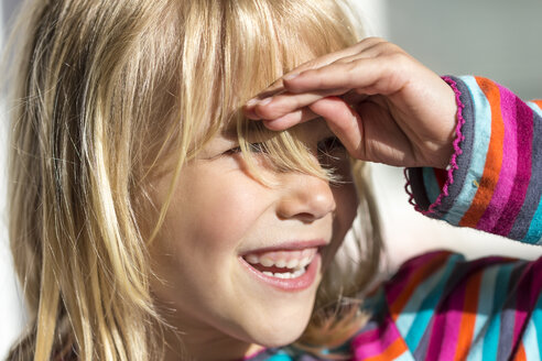 Porträt eines kleinen Mädchens, das seine Augen abschirmt und in die Ferne schaut - JFEF000791