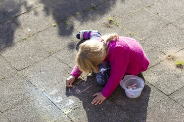 Blond little girl drawing with crayons on pavement - JFEF000796