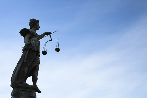 Deutschland, Frankfurt, Skulptur der Lady Justice, lizenzfreies Stockfoto