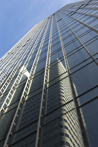 Deutschland, Frankfurt, Fassade des Skyper mit Spiegelung des Silberturms, lizenzfreies Stockfoto