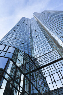 Deutschland, Frankfurt, Fassade des Wolkenkratzers der Deutschen Bank - FCF000930