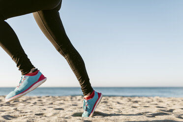 Woman running on the beach - JRFF000676