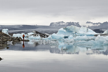 Iceland, Jokulsarlon, Glacier ice on lake - JEDF000273