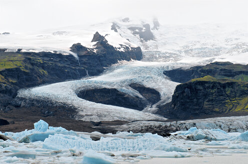 Iceland, Jokulsarlon, Glacier ice on lake - JEDF000274