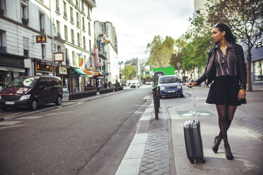 Frankreich, Paris, junge Frau wartet auf ein Taxi - ZEDF000122